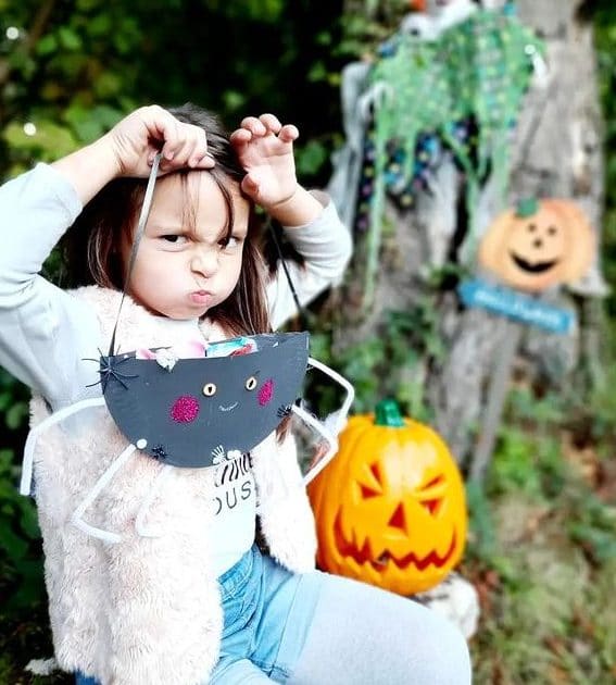 Enfant et son sac d'Halloween